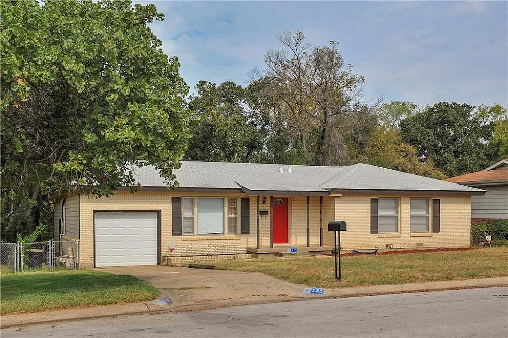 135 E Oak Dr